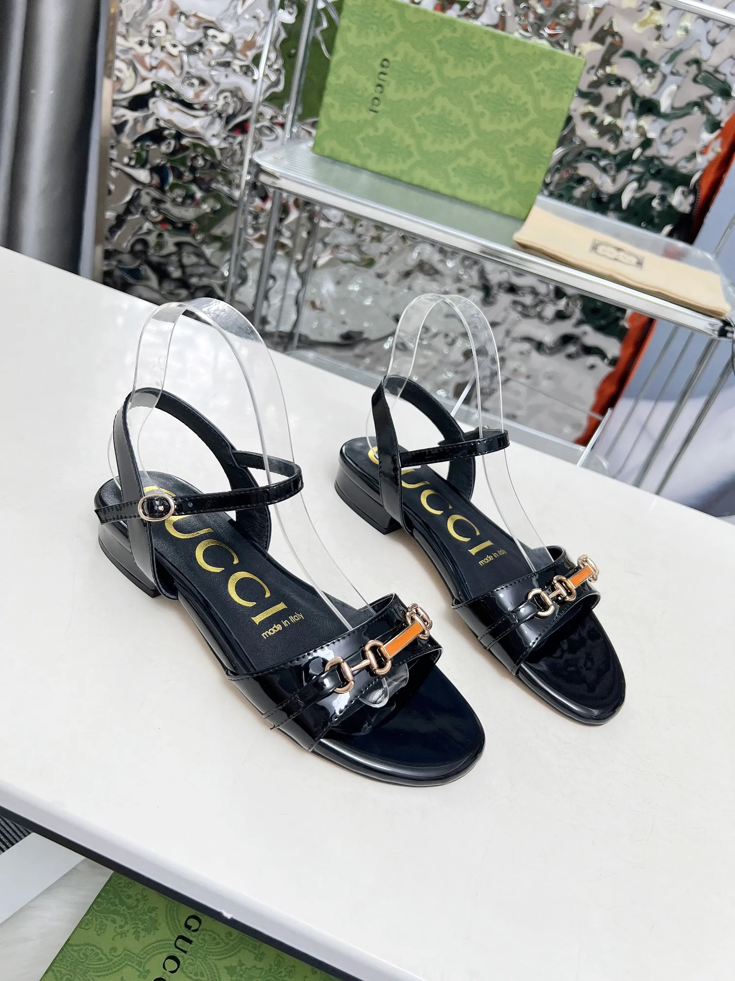 👟👟Ex-factory price 380👟👟 🔥🔥🔥Gucci 2005 new horsebit sandals! High heels are versatile and slimming, and use the original 1:1 hardware! The fabric is made of first-layer cow patent leather! The standard size of the stepping sheep inside is 35/40 (41 can be customized and will not be returned) Color: black, white, meat optional Heel height 3 cm